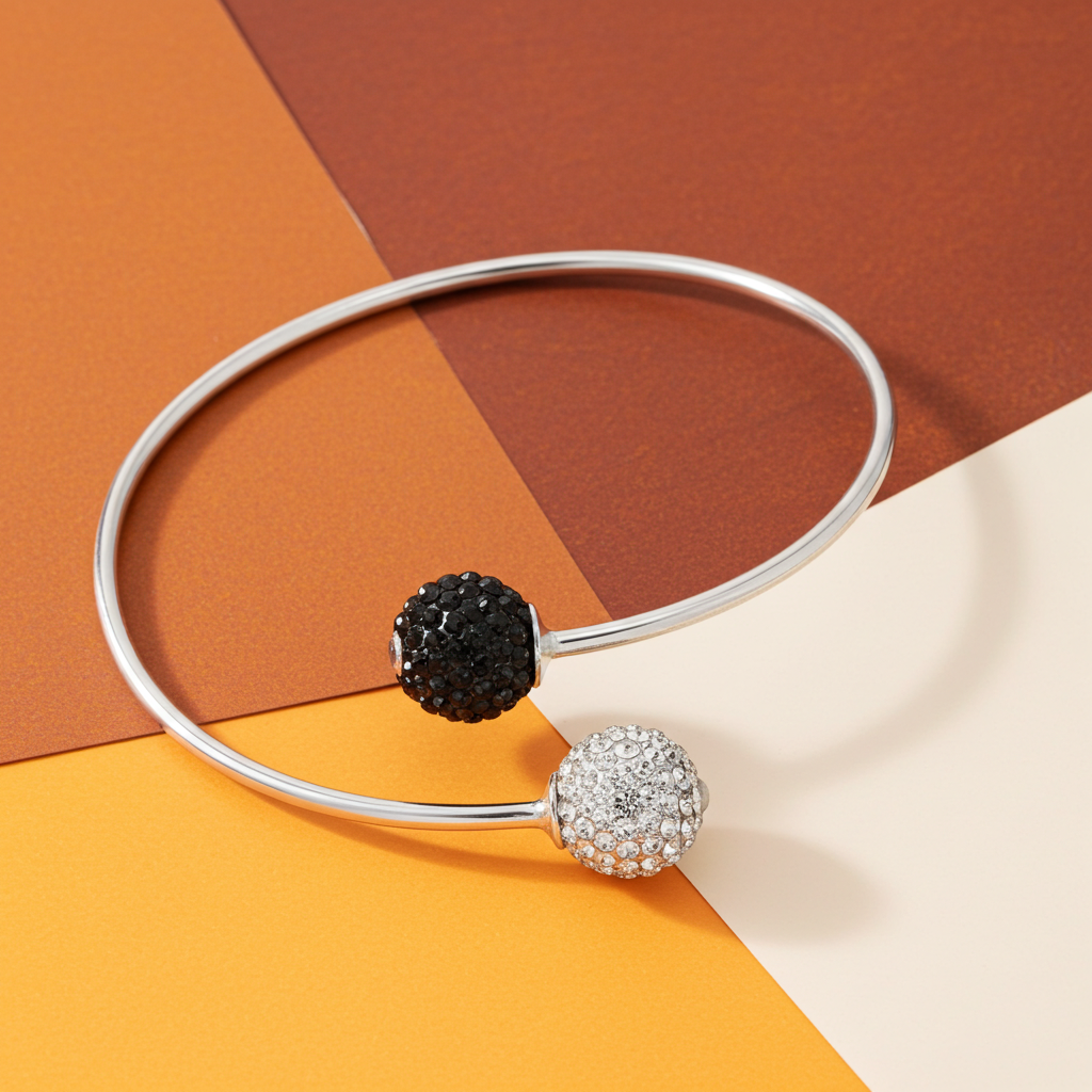 Bracelet TOI & MOI argent 925 réglable – détail cristaux blanc et noir sur fond coloré - kenvia