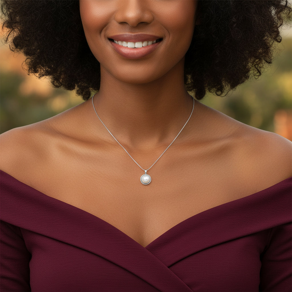 Femme portant un collier perle de culture blanche argent 925 rhodié – bijou élégant PERLINEA - kenvia