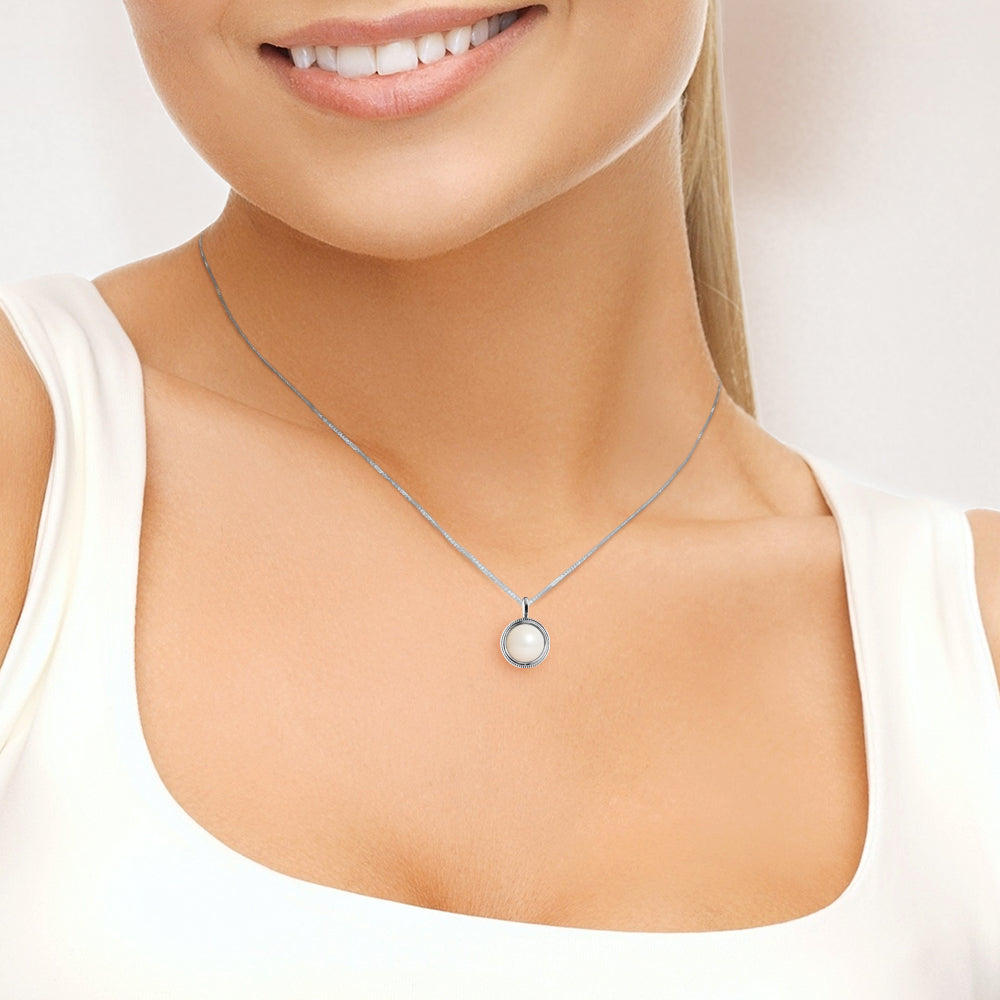 Plan collier perle de culture AAA+ blanc porté sur décolleté – chaîne argent 925 rhodié PERLINEA -kenvia