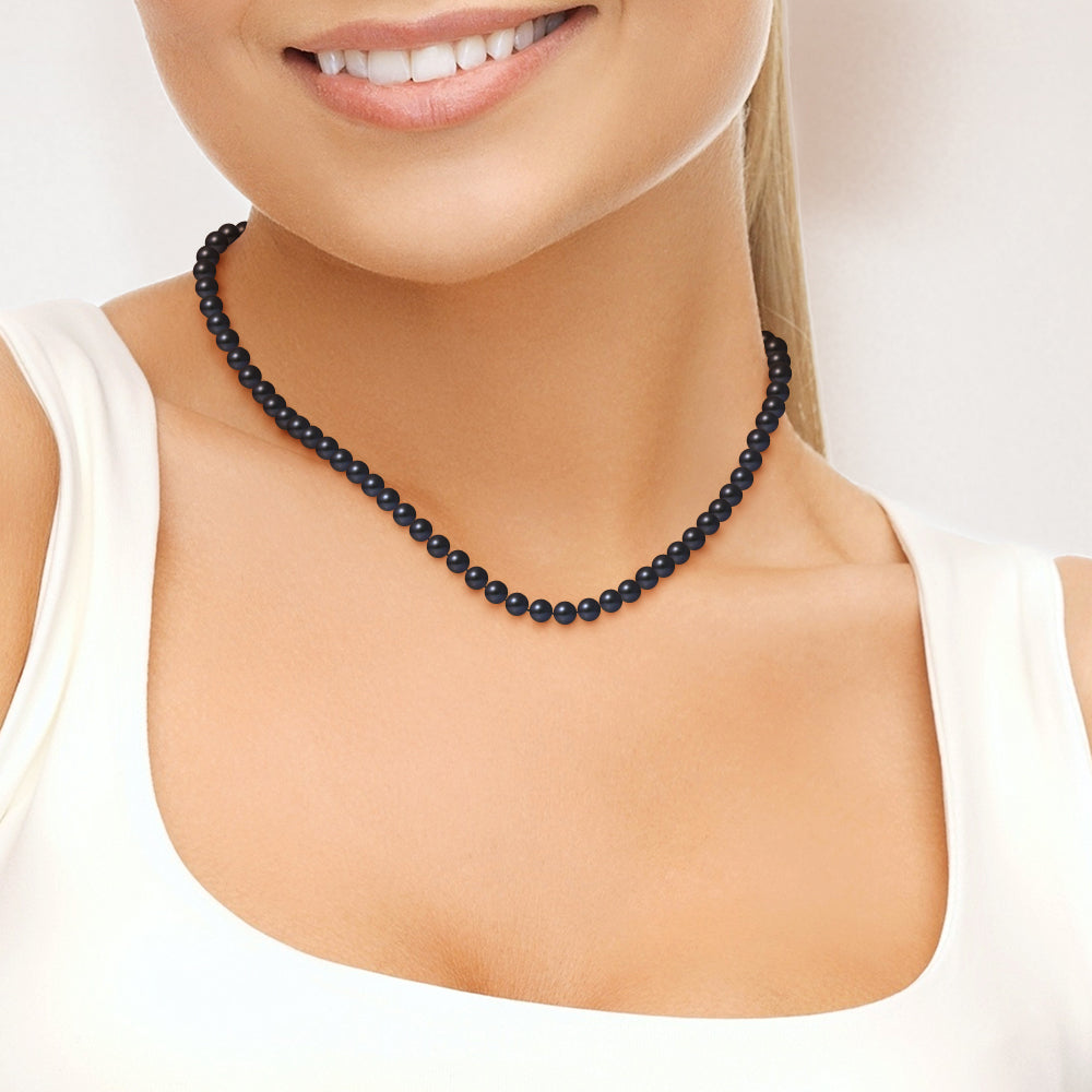 Collier perles semi-rondes Tahiti noires – vue portée bijou femme | Perlinea Kenvia