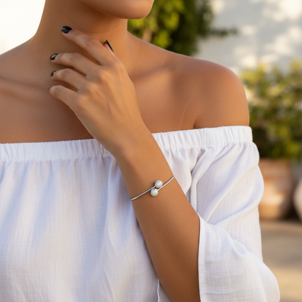 Femme portant le bracelet TOI & MOI Pure White cristaux blancs au poignet – tenue blanche élégante - kenvia