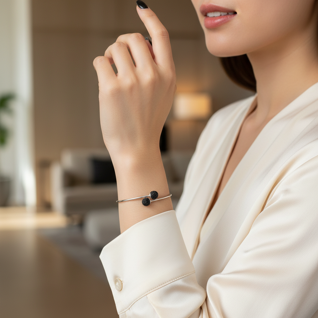 Bracelet TOI & MOI Black Night porté au poignet – bijou argent 925 cristaux noirs Kenvia