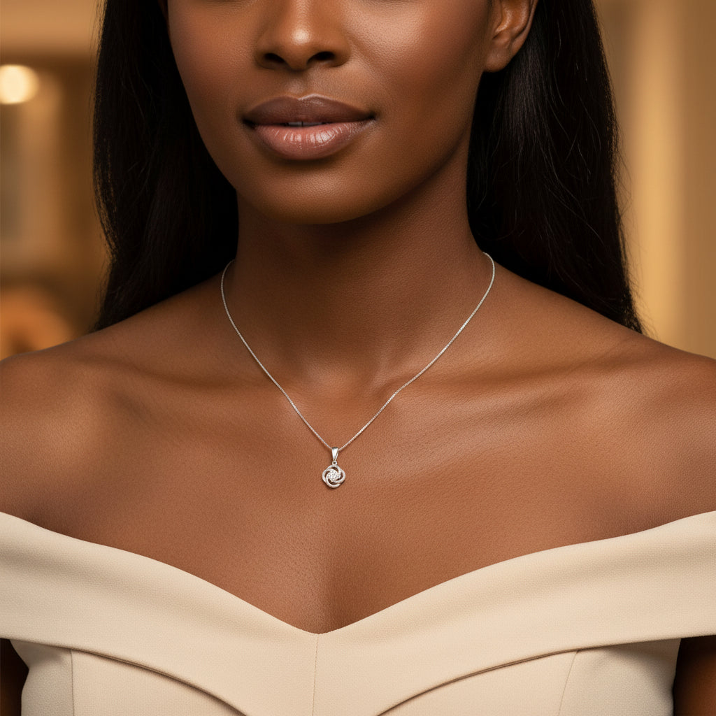 Collier fleur argent 925 porté par une femme – pendentif zirconium élégant 