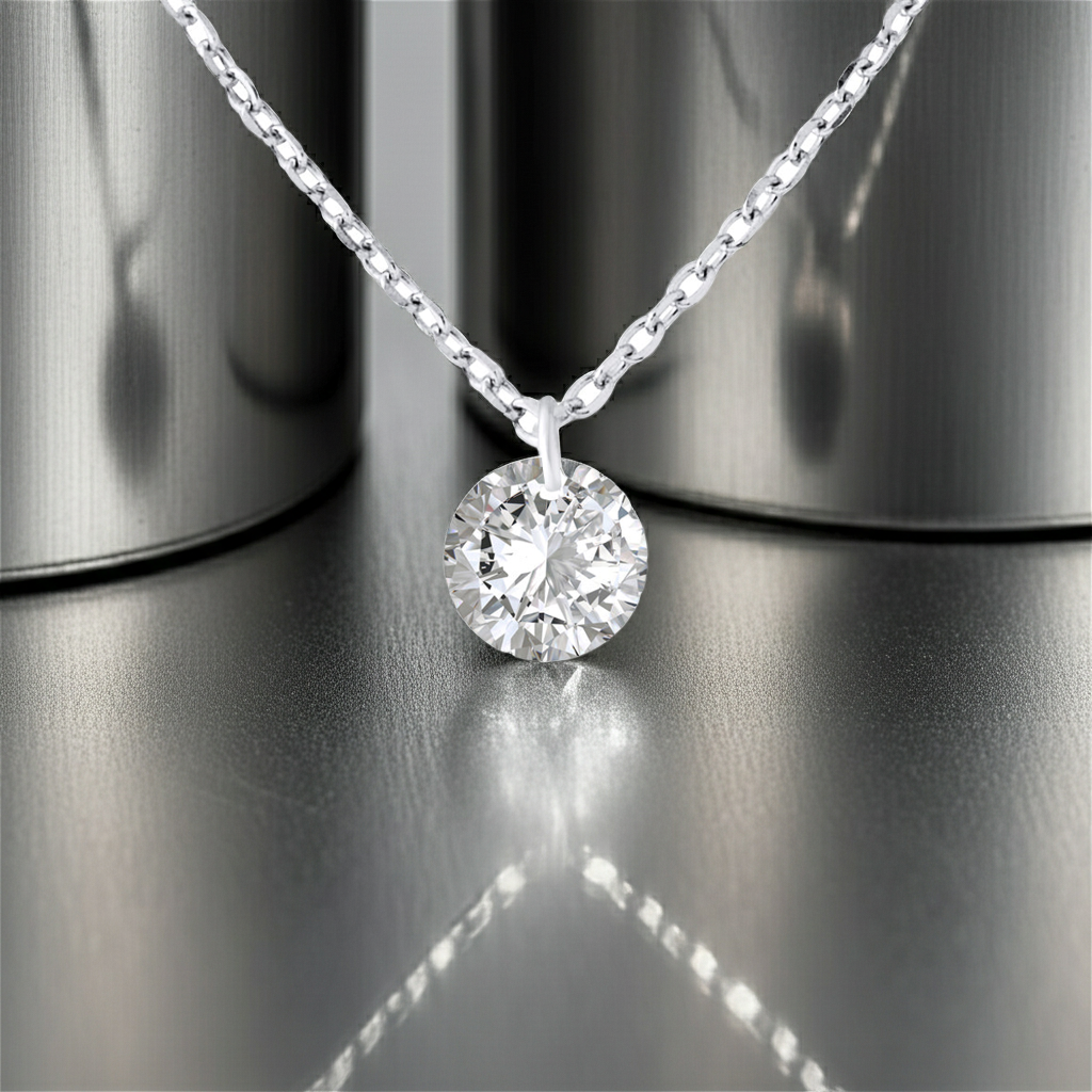 Détail de la pierre oxyde de zirconium du collier solitaire argent 925
