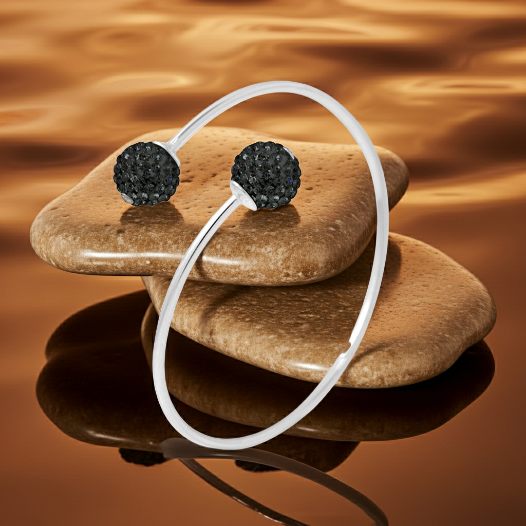 Bracelet TOI & MOI Black Night argent 925 – détail cristaux noirs sur fond chaud ambiance luxe - kenvia