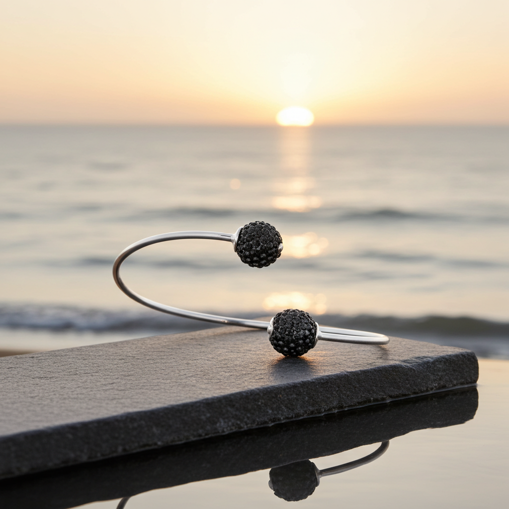 Bracelet TOI & MOI Black Night cristaux noirs mis en scène au coucher de soleil – ambiance premium - kenvia