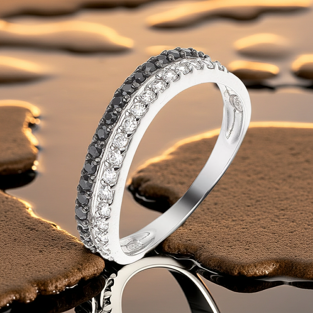 Bague demi-alliance argent 925 serti zirconium noir et blanc, vue de côté fond doré – Kenvia