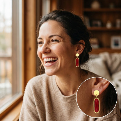 Portrait d’une femme portant une boucle d’oreille rouge à finition dorée - KENVIA