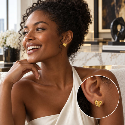 Portrait d’une femme portant les boucles d’oreilles cœur spirale dorées - KENVIA
