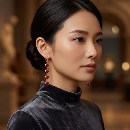 Femme portant les boucles d’oreilles à cœurs rouges avec un look élégant - KENVIA