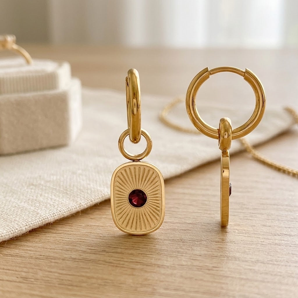 Paire de boucles d’oreilles dorées à pendentifs striés et résine marron sur fond beige - KENVIA