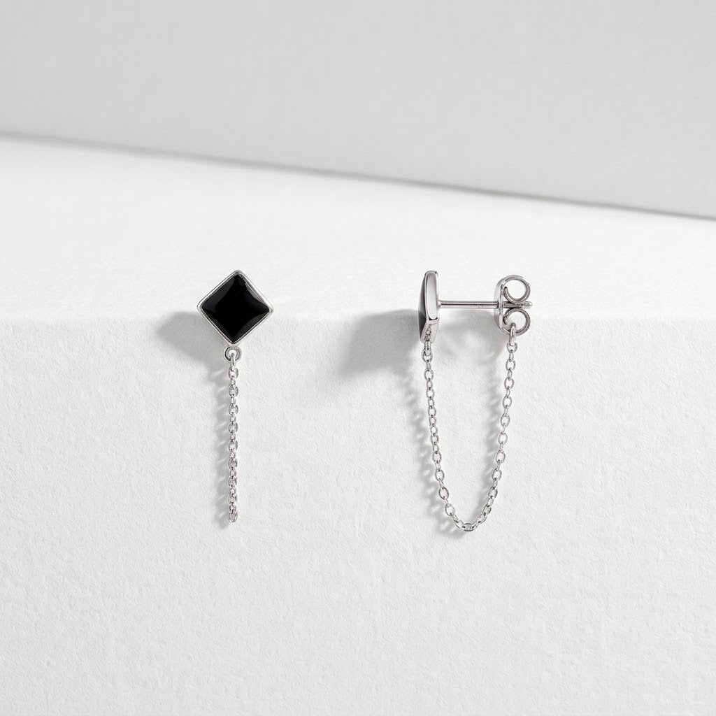 Boucles d’oreilles à losange noir et mini chaîne argentée sur fond blanc, vues de face et de profil avec fermoir poussette - KENVIA