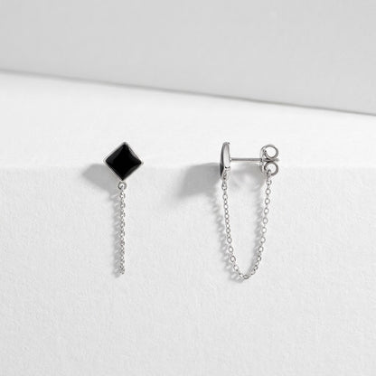 Boucles d’oreilles à losange noir et mini chaîne argentée sur fond blanc, vues de face et de profil avec fermoir poussette - KENVIA