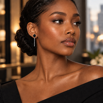 boucle d’oreille à losange noir et mini chaîne argentée portée par une femme aux cheveux relevés, en robe noire - KENVIA