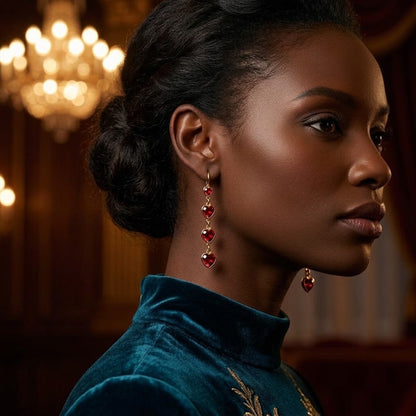 Boucles d’oreilles pendantes à cœurs rouges portées avec une tenue élégante - KENVIA