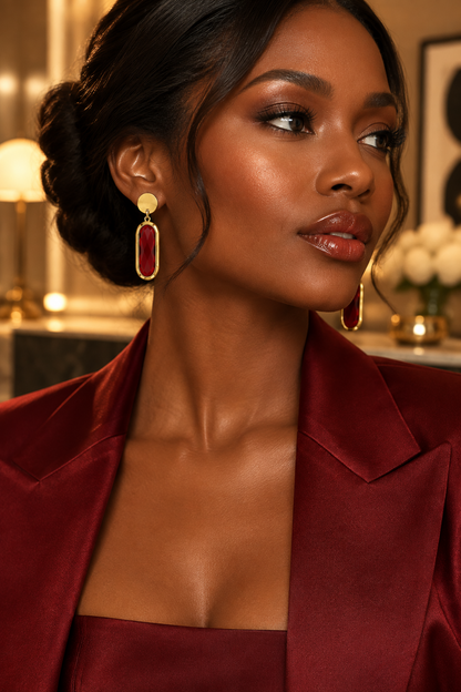 Femme portant une boucle d’oreille ovale rouge, en acier inoxydable 316L finition dorée - KENVIA