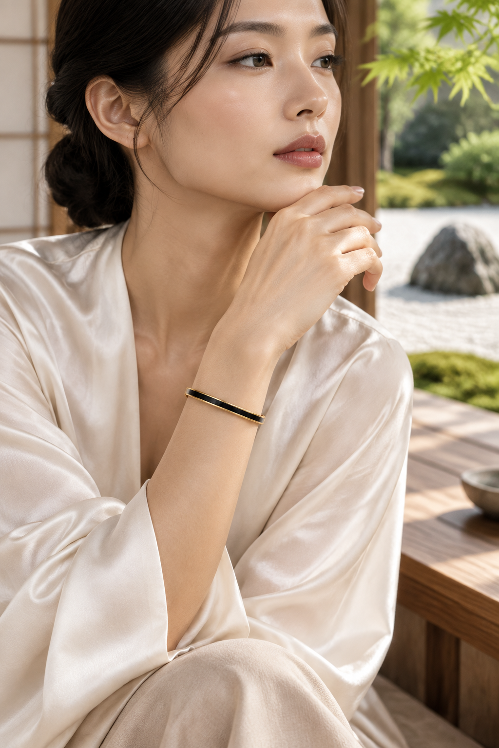 Femme portant le bracelet jonc fin  en acier inoxydable 316L à finition dorée et émail noir - KENVA
