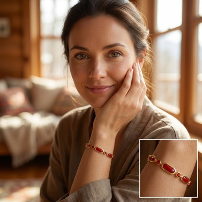 Femme présentant le bracelet en verre rouge et acier inoxydable 316L à finition dorée porté au poignet - KENVIA