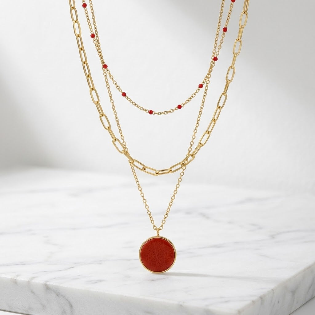 Collier 3 rangs agate rouge maille rectangle et boules résine rouge acier inoxydable 316L finition dorée fond blanc - KENVIA