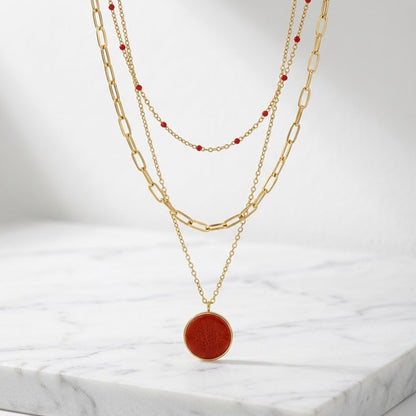 Collier 3 rangs agate rouge maille rectangle et boules résine rouge acier inoxydable 316L finition dorée fond blanc - KENVIA