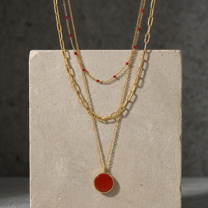  Collier 3 rangs agate rouge maille rectangle et boules résine rouge acier inoxydable 316L finition dorée fond sombre - KENVIA