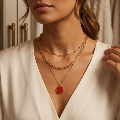 Collier 3 rangs agate rouge porté par une femme avec une tenue claire élégante - KENVIA