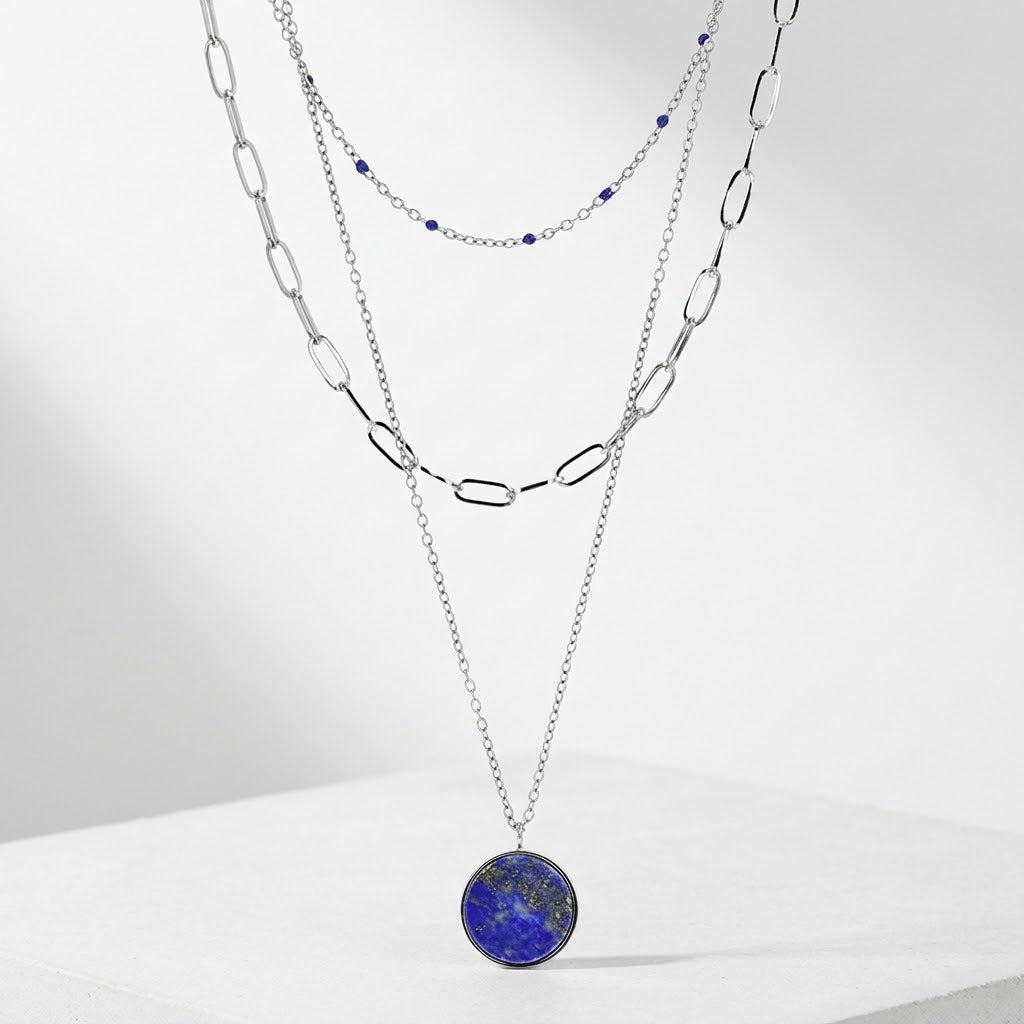 Collier 3 rangs acier inoxydable 316L, pendentif lapis-lazuli traité et boules résine bleue – fond blanc – kenvia.eu