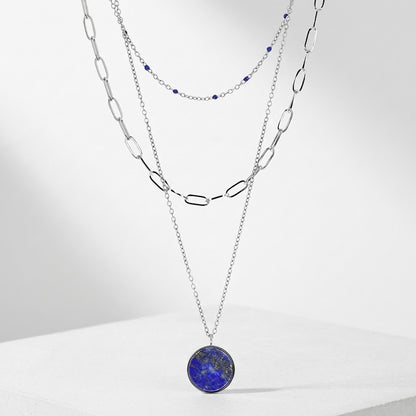 Collier 3 rangs acier inoxydable 316L, pendentif lapis-lazuli traité et boules résine bleue – fond blanc – kenvia.eu
