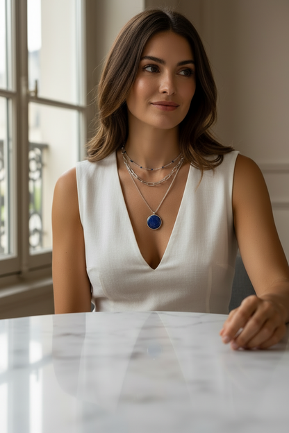 Collier 3 rangs lapis-lazuli et résine bleue porté par une femme – kenvia.eu
