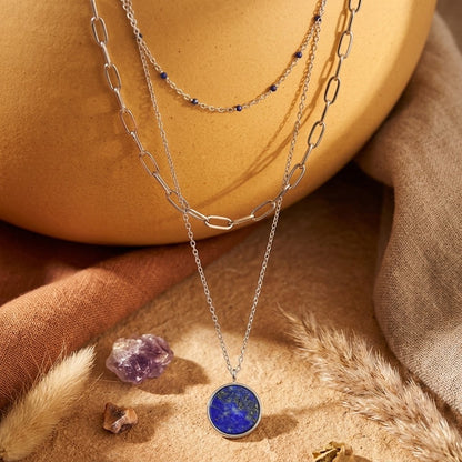 Vue en exterieur du collier 3 rangs acier inoxydable 316L avec pendentif lapis-lazuli bleu – kenvia.eu