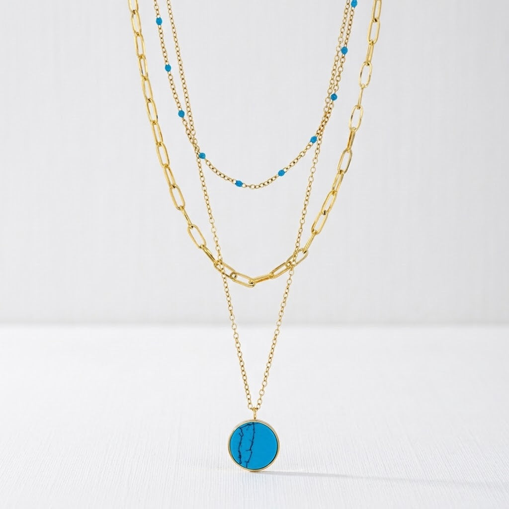 Collier 3 rangs pierre imitation turquoise boules turquoises maille rectangle acier inoxydable 316L finition dorée fond blanc - KENVA