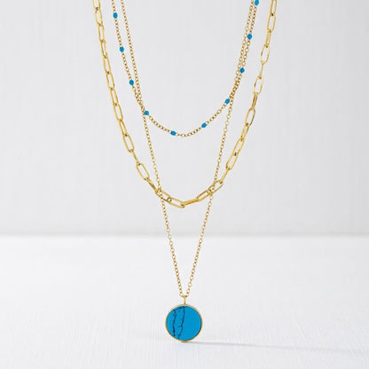 Collier 3 rangs pierre imitation turquoise boules turquoises maille rectangle acier inoxydable 316L finition dorée fond blanc - KENVA