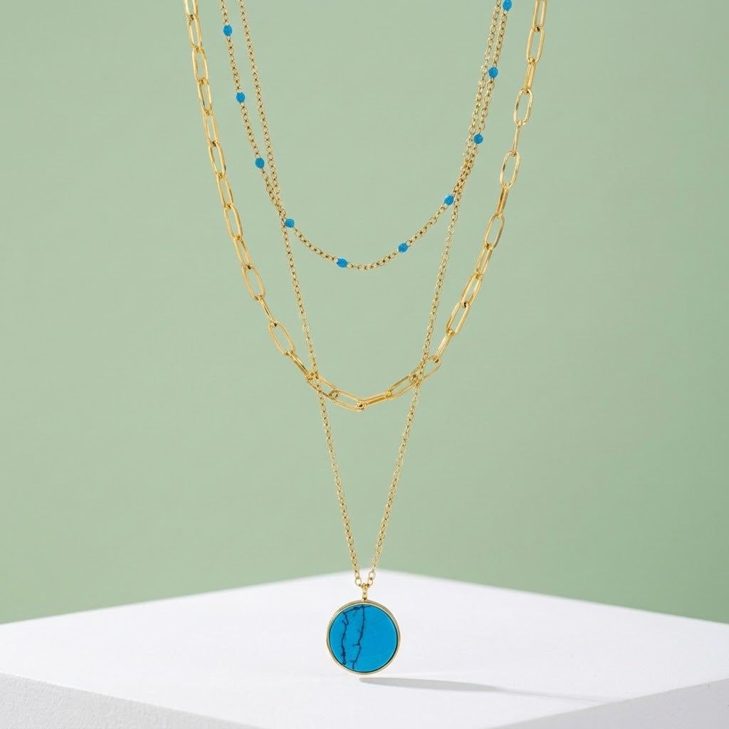 Collier 3 rangs pierre imitation turquoise acier inoxydable 316L doré sur fond vert clair style minimaliste - KENVIA