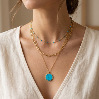 Collier 3 rangs turquoise porté par une femme en tenue claire élégante intérieur lumineux - KENVIA