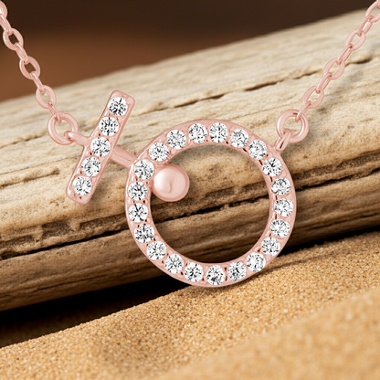 Collier pendentif cercle serti zirconium or rose – détail sur surface naturelle