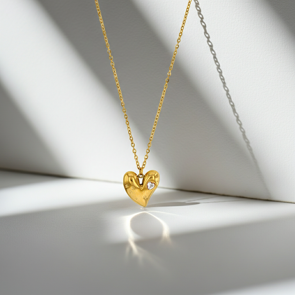 Collier cœur en acier inoxydable doré avec oxyde de zirconium, fond blanc - KENVIA