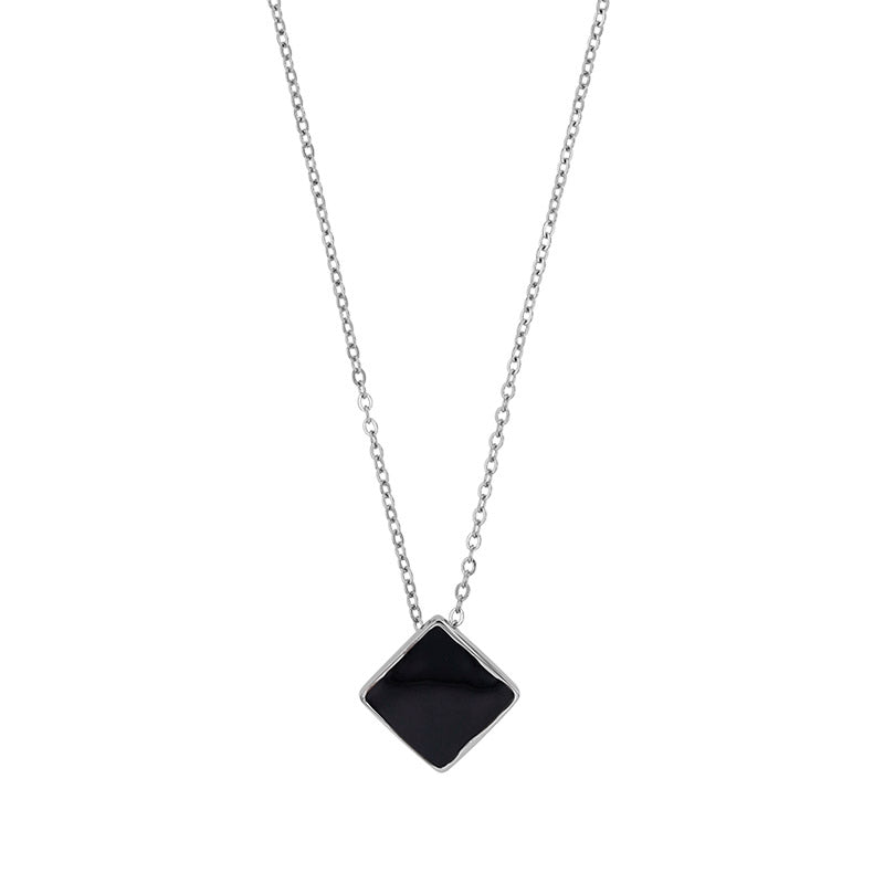 Collier en acier inoxydable 316L avec pendentif losange en résine noire, présenté sur fond blanc - KENVIA