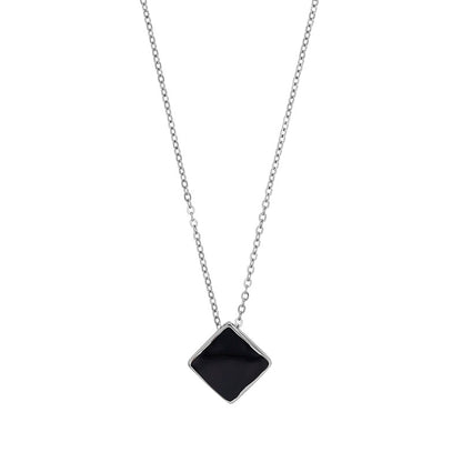 Collier en acier inoxydable 316L avec pendentif losange en résine noire, présenté sur fond blanc - KENVIA
