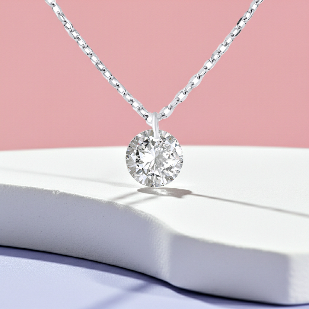 Collier solitaire en argent 925 avec zirconium brillant - photo ambiance