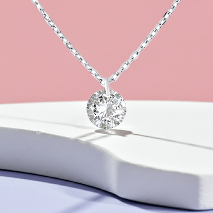 Collier solitaire en argent 925 avec zirconium brillant - photo ambiance