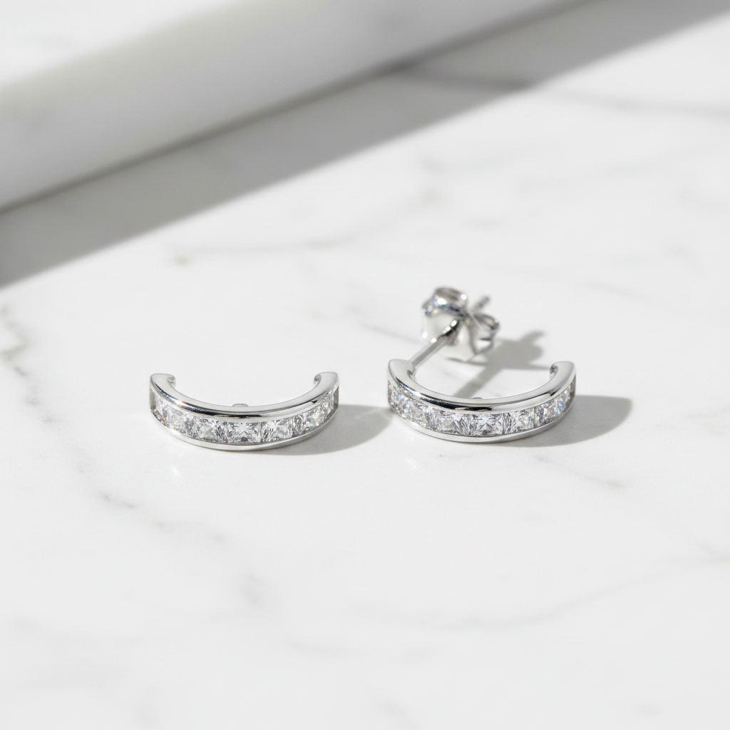 Détail boucles d'oreilles créoles argent 925 rhodié et oxyde de zirconium blanc - KENVIA