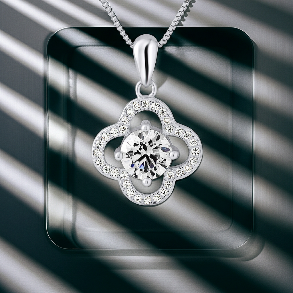 Collier trèfle en argent 925 avec oxydes de zirconium – vue produit sur fond sombre