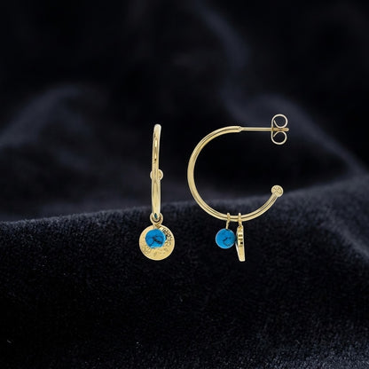 Demi-créoles dorées et de leurs pendentifs rond avec pierre imitation turquoise sur du velours - KENVIA