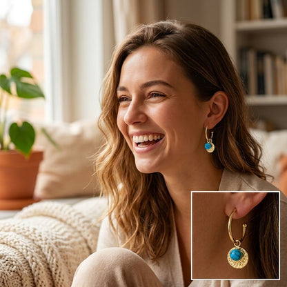 Femme portant les demi-créoles dorées avec pierre imitation turquoise - KENVIA