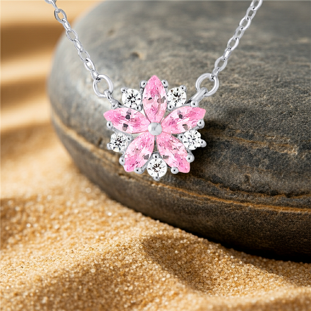 Collier fleur argent 925 et oxydes de zirconium roses – présentation sur fond blanc – Kenvia