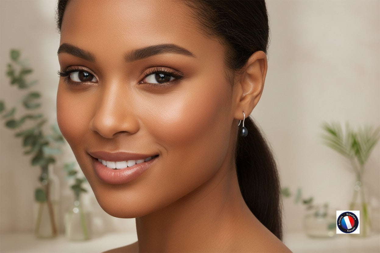 Boucles d'oreilles poire perle Tahiti noire or blanc 9K – vue portée | Perlinea Kenvia