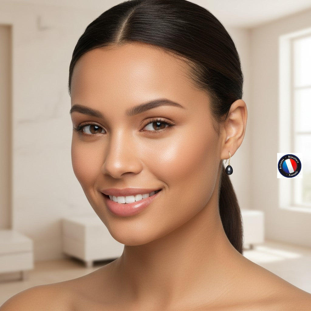 Boucles d'oreilles perles Tahiti noires – vue portée bijou femme | Perlinea Kenvia