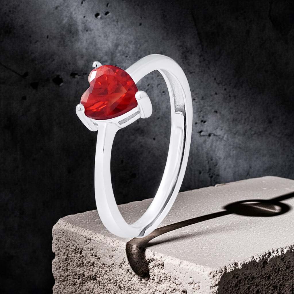 Bague cœur en cristal rouge serti griffe sur monture argent 925, fond noir élégant – Kenvia