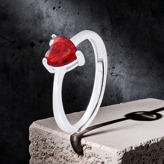 Bague cœur en cristal rouge serti griffe sur monture argent 925, fond noir élégant – Kenvia