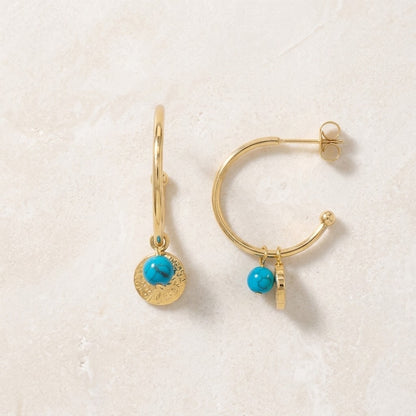 Paire de demi-créoles martelées en acier inoxydable 316L avec finition dorée et pierre synthétique turquoise - KENVIA